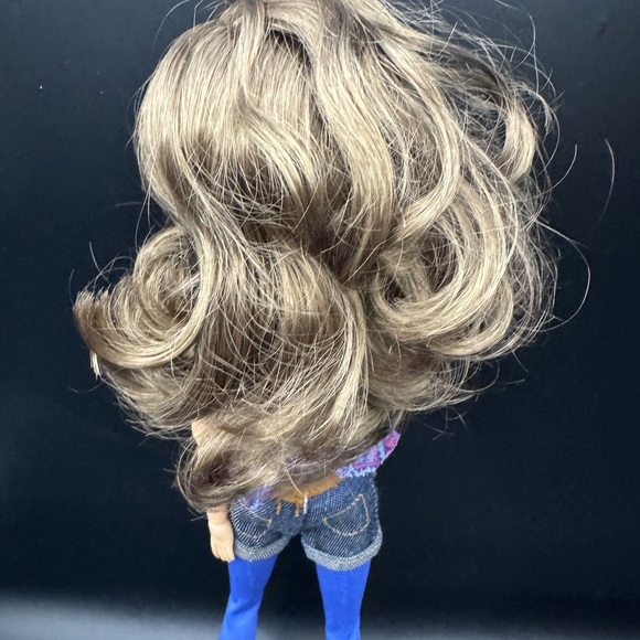 2009 Spinmaster Liv Doll With Outfit, Jewelry, Gold Shoes and Brown Wig - Picture 4 of 8